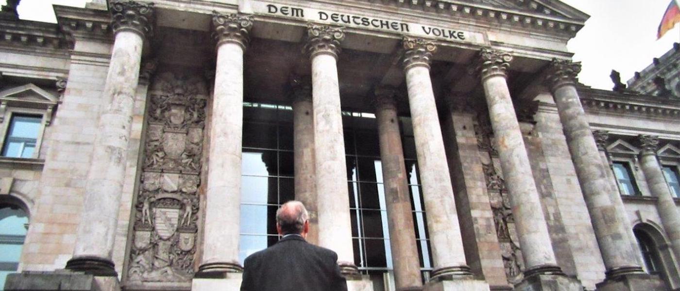 Foto: Jakob Maria Mierscheid steht vor den Stufen des Reichstagsgebäudes